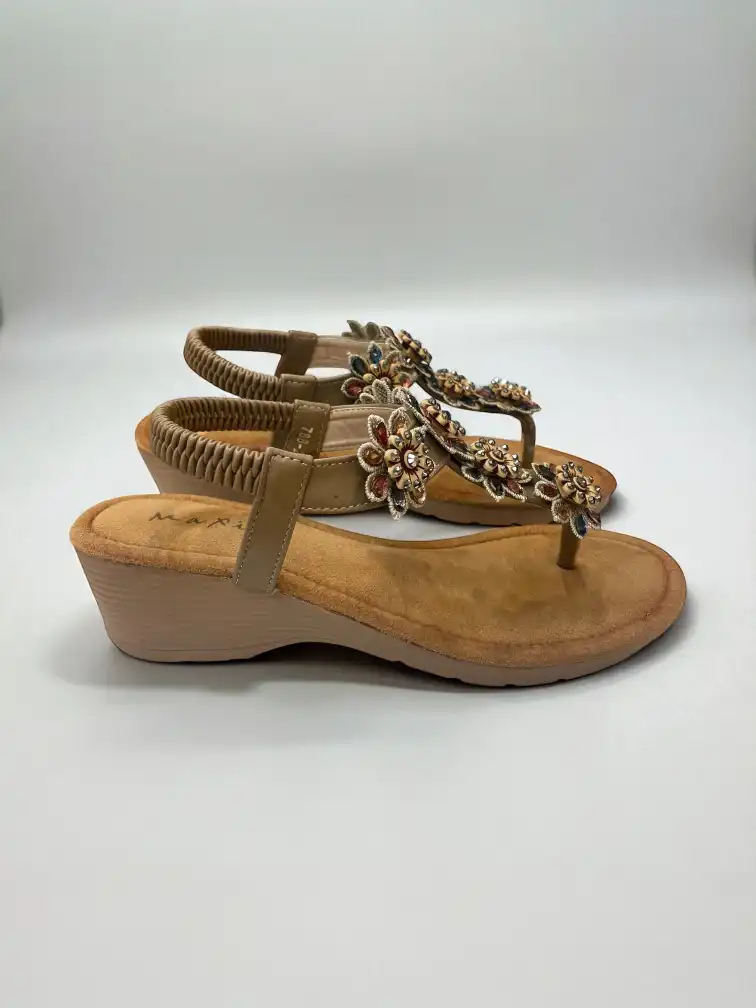 Pansy Embroidery Wedges Beige