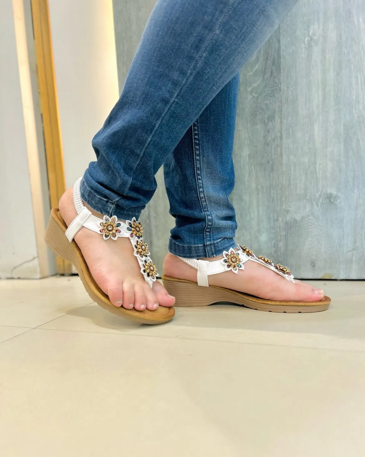 Pansy Embroidery Wedges White - UrbanToes